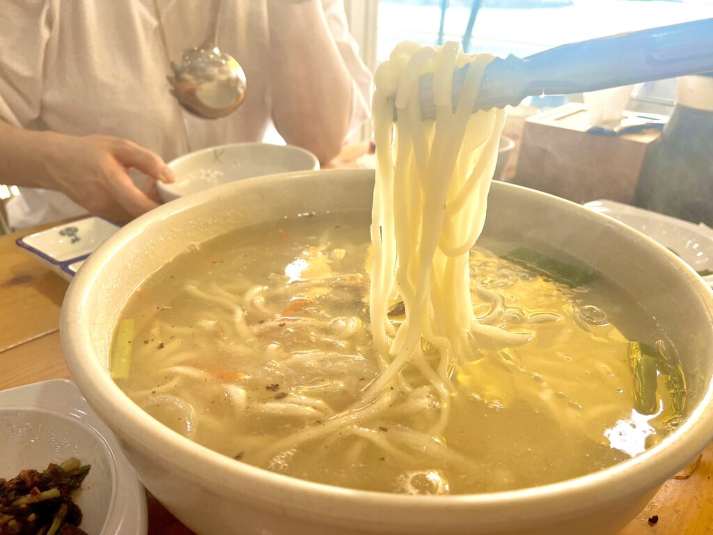 kal-guk-su - hot noodles